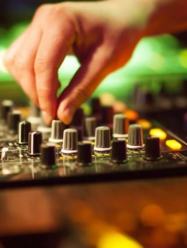 Muzyka na weselu - orkiestra czy DJ?